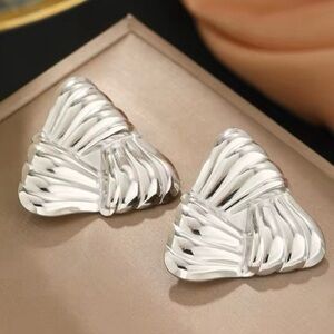 🆕 - West Angel- Trending Triangle
Knotted Earrings. NWT